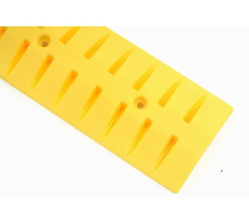 Global Industrial" Speed Bump with Cable Protection, 6'L, Yellow